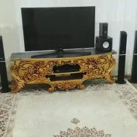 ویترین با وسایل.ساعت. زیر تلویزیونی سلطنتی
