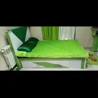 تخت خواب  به همراه تشک در حد نو تمیز با کمد