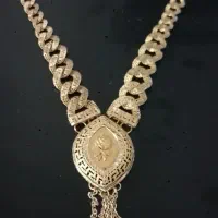 یک گردنبند با گوشواره بفروش میرسد