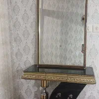 آینه و میز بدنه چوبی با رویه ی شیشه ای