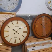 ساعت های دیواری قهوه ای اک