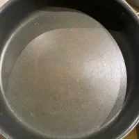 تعدادی قابلمه ماهیتابه کارکرده