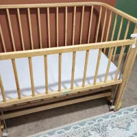 تخت کنار مادر چوبی، گهواره‌ای، همراه تشک، چرخ‌دار