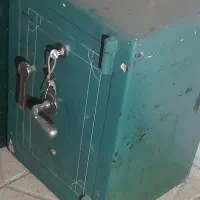 گاو صندوق قدیمی سبز