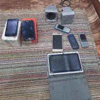 گوشی موبایل وتبلت و بلندگو جفتی