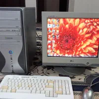 سیستم کامپیوتر رومیزی با وسایل کامل