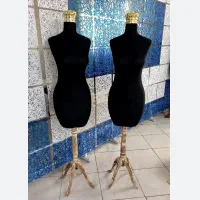 مانکن لباس برای ویترین مغازه