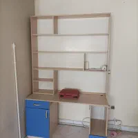 کتابخانه و میز تحریر