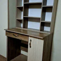 هم میزتحریر زیبا ، هم میزکامیپوتر و هم کتابخانه