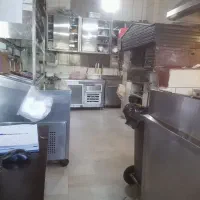 کار ساده و ساندویچ زن برای فست فود