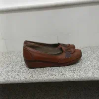 کفش کتانی و صندل