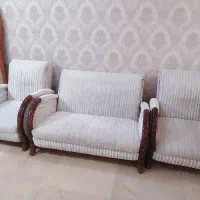 مبل چهار نفره محکم سالم با پایه و. دسته چوب گردو