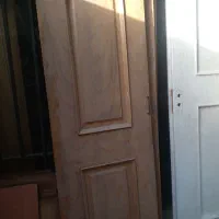 یک درب تمام چوب دولنگه ورودی اپارتمان و ۱۶ لنگه