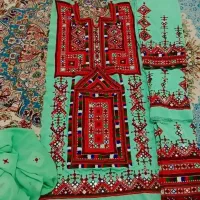 دو نیرو خانم برا کار در مغازه خیاطی