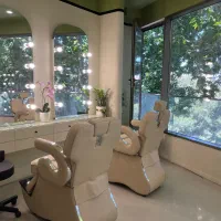 ناخنکار مژه کار دستیارآرایشگر شنیون کار رنگ دکلره