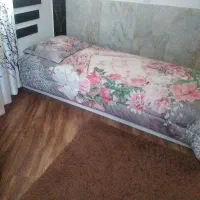 تخت یک نفره ب همراه تشک و رو تختی نو ب فروش می رسد