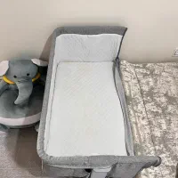 تخت خواب کنار تخت مادر