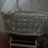 گهواره و تخت کنار مادر