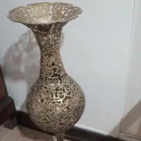 گلدان برنزی کنار سالنی
