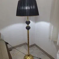 آباژور ایستاده