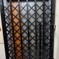 حفاظ‌‌ درب‌ اکاردیون‌ ورودی آپارتمان