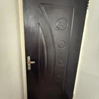 در حمام تولت ضد آب و  یک در اتاق