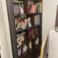 کتابخانه بسیار تمیز و سالم، بدون خط و خش