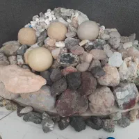 تعدادی سنگ سنگین از حجمش وجذب دارمشکی