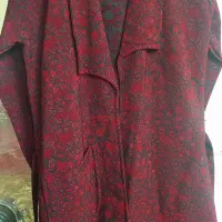 تعدادی شال و لباس