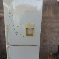 یک دستگاه یخچال فریزر