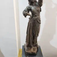 مجسمه برنزی زن کوزه به سر هنگ