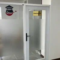 پارتیشن اداری شیشه ای با فریم ام دی آف در حد نو