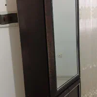 تعدادی اسباب منزل شامل میز و کمد و فرش...