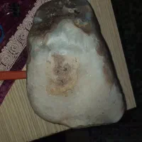 اولی سنگ سفید دورنگ برفی و سفید دومی عقیق زرد