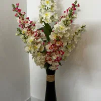 گل مصنوعی و گلدان