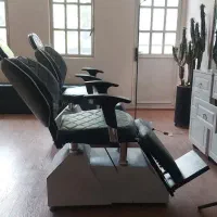 صندلی چرم در حد نو