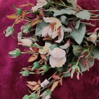 چند شاخه گل مصنوعی
