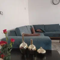 یه شاخه گل رز و گلدان‌های تزیینی