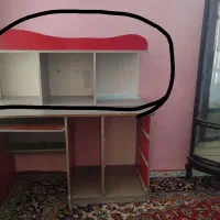 میز تحریر یا میز کامپیوتر با دکور یا کتابخانه