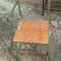 صندلی دانش آموزی نیاز به تعمیر
