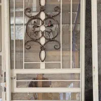 تعدای درب وپنجره سالم