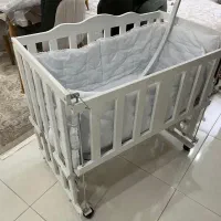 تخت کنار مادر