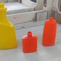 تعدادی ظرف پت و تریگر خارجی