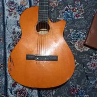گیتار کینگ اصلی چوب بسیار خوب قیمت پایین گذاشتم