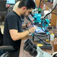 استخدام تعمیرکار حرفه‌ای سخت‌افزار موبایل