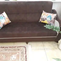 مبل راحتی قهوه ای‌طوسی با کوسن وجلومبلی وعسلی