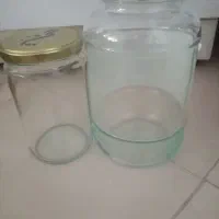 شیشه ی درب فلزی تمیز