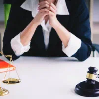 وکیل پایه یک دادگستری(خانم)