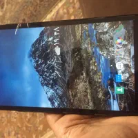 یک عدد تبلت صفحه اش ترک داره کار می‌کنه