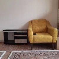 مبل تکی و میز تلویزیون